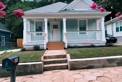 Image de Mozley Park Bungalow Close to Downtown