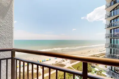 Image de 11th-floor oceanfront studio with Ac, pool, hot tub, dog & snowbird-friendly