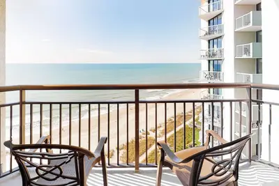Image de 16th-floor oceanfront studio with WiFi, Ac, pool, hot tub - snowbird-friendly