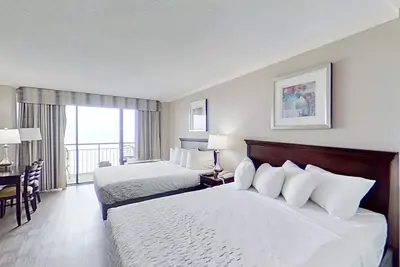 Image de 16th-floor oceanfront studio with Ac, pool, hot tub, WiFi & gym