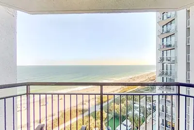 Image de 9th-floor oceanfront studio with gym, pool, hot tub & Ac - snowbird-friendly