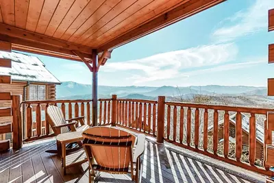 Image de Gorgeous Private Oasis W/ Scenic Deck, Private Hot Tub & Free Attraction Tickets