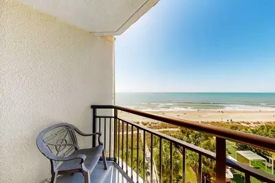 Image de 6th-floor oceanfront studio with pool, hot tub, WiFi & Ac - snwobird-friendly