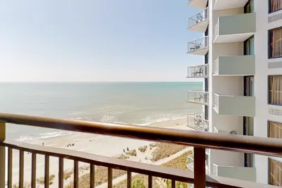 Image de 12th-floor oceanfront studio with Ac, gym, pool & hot tub - snowbird-friendly