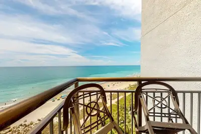 Image de 10th-floor oceanfront studio with Ac, outdoor pool & hot tub - snowbird-friendly