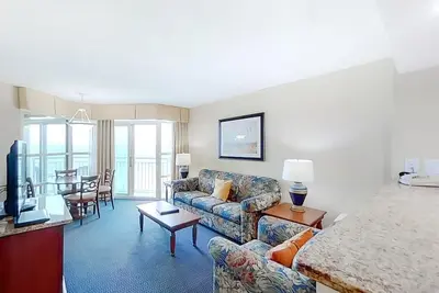Image de 19th-floor partial ocean-view snowbird-friendly condo with Ac & W/D