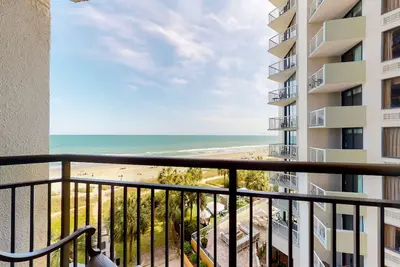 Image de 5th-floor oceanfront studio with pool, hot tub, WiFi & Ac - snowbird-friendly