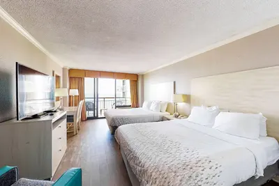 Image de 16th-floor oceanfront studio with pool, hot tub, WiFi, dog & snowbird-friendly