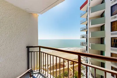 Image de 15th-floor oceanfront studio with Ac, WiFi, pool & hot tub - snowbird-friendly