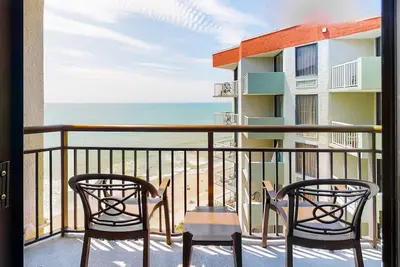 Image de 18th-floor oceanfront studio with pool, hot tub, Ac & WiFi - snowbird-friendly