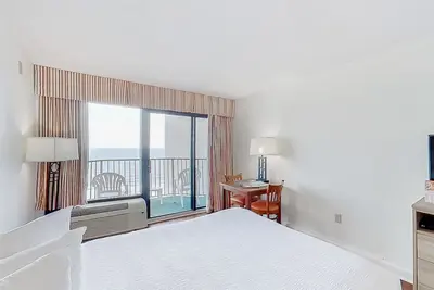 Image de 9th Floor Oceanfront Snowbird Friendly Studio w/ Pool/Hot Tub, Ac, WiFi