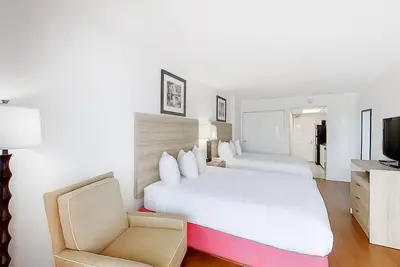 Image de 10th-floor oceanfront studio with pool, hot tub, WiFi & Ac - snowbird-friendly