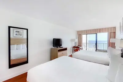 Image de 8th Floor Oceanfront Snowbird Friendly Studio w/ Ac, WiFi, Pool/Hot Tub