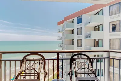 Image de 17th-floor oceanfront studio with pool, hot tub, Ac & WiFi - snowbird-friendly