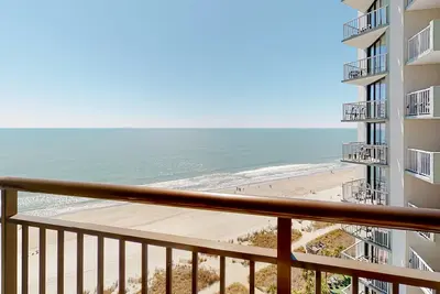 Image de 14th-floor oceanfront studio with Ac, WiFi, pool & hot tub - snowbird-friendly
