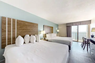 Image de 10th-floor oceanfront studio with Ac, pool, hot tub, & gym