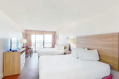 Image de 4th-Floor, Oceanfront, Snowbird-Friendly Studio w/ Shared Pool/Hot Tub, Ac, WiFi