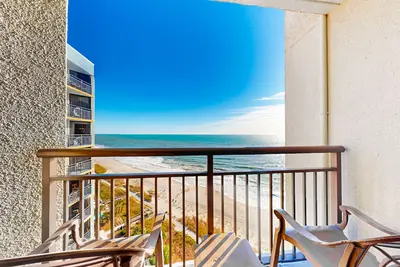 Image de 17th-floor oceanfront studio with WiFi, pool, hot tub & Ac - snowbird-friendly