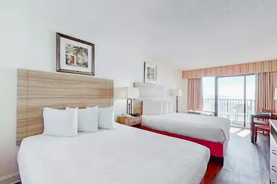 Image de 6th Floor Oceanfront Snowbird Friendly Studio w/ WiFi, Pool/Hot Tub, Ac