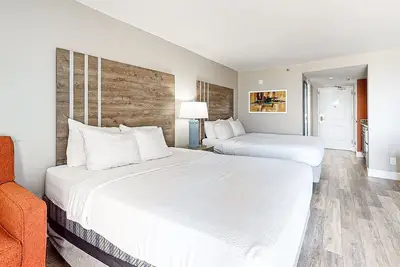 Image de Third-floor oceanfront studio with pool, Ac, & free breakfast