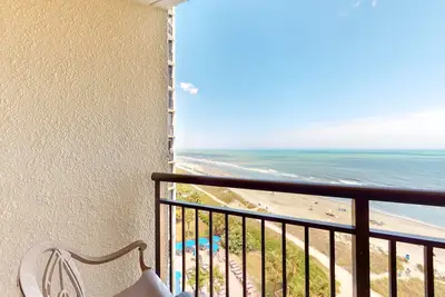 Image de 9th-floor oceanfront studio with WiFi, Ac, pool & hot tub - dog-friendly