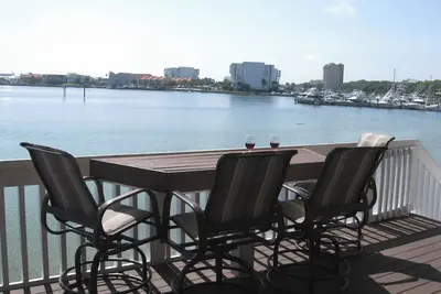 Image de unit 1228 - 3 night min stay - Overlooking Destin Harbor-2 decks-3 feet from water-fish from deck