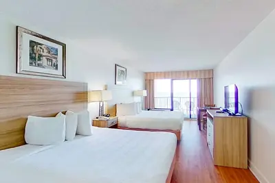 Image de 6th Floor Oceanfront Snowbird Friendly Studio w/ Ac, Pool/Hot Tub, WiFi