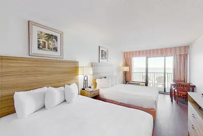 Image de 7th Floor Oceanfront Snowbird Friendly Studio w/ Ac, & Shared Pool/Hot Tub, WiFi