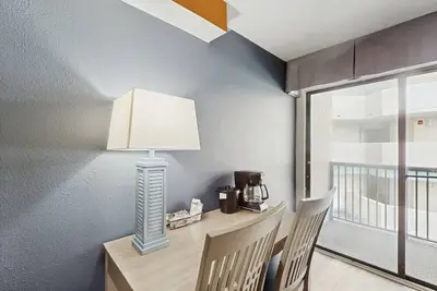 Image de 4th-floor studio with pool, hot tub, breakfast, & beach access