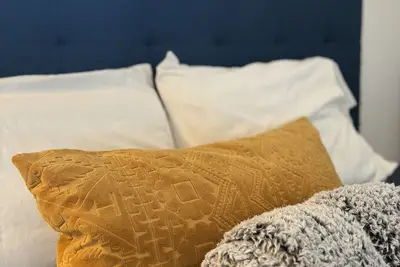 Image de Hardy Heaven - Sunny Bungalow Huge Yard, Mins to Downtown, Minute Maid