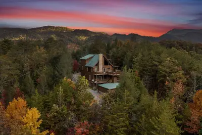 Image de Secluded Retreat at Bear Crossing with Deck, Hot Tub & Game Room