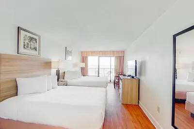 Image de 4th-Floor, Oceanfront, Snowbird-Friendly Studio w/ Shared Pool/Hot Tub, WiFi, Ac