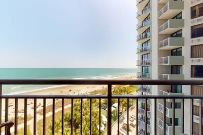 Image de 7th floor oceanfront studio with beach access, pool, hot tub, WiFi-dog friendly
