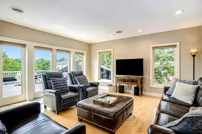 Riverfront Home w/Private Deck/River Views/Free WiFi - Near Restaurants/Marina