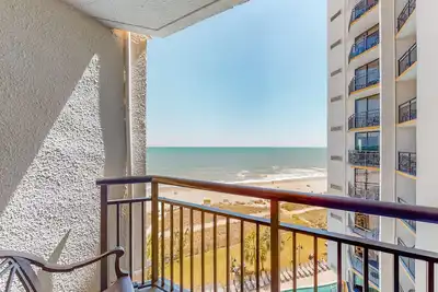 Image de 7th-floor oceanfront studio with gym, pool, hot tub, Ac - snowbird-friendly