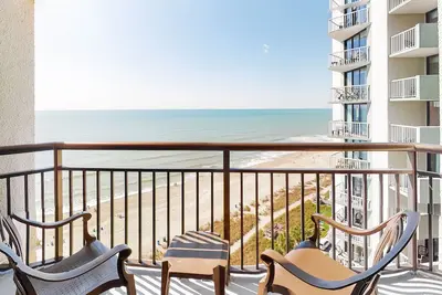 Image de 15th-floor oceanfront studio with Ac, pool, hot tub & gym - snowbird-friendly