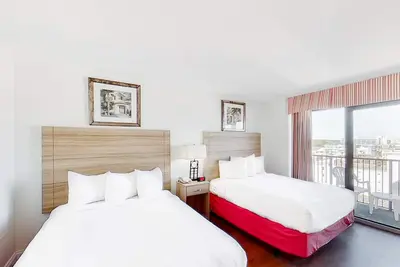 Image de Seventh-Floor Studio with Shared Pool/Hot Tub, WiFi, and Central Ac