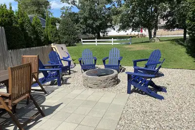 Image de Walk to beach and downtown, 2 en-suite primary bedrms plus full lower apartment!