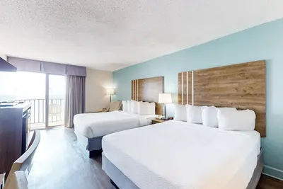 Image de 8th-floor oceanfront studio with pool, hot tub, gym, Ac, & balcony