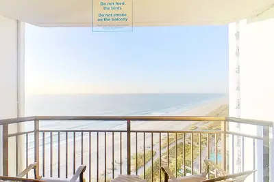 Image de 14th-floor oceanfront studio - beach access, pool & hot tub - snowbird-friendly