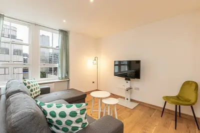 Image de Appartement-Supérieure-Sdb privée avec douche-Vue sur Rue