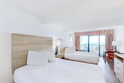 Image de 11th-Floor, Oceanfront, Snowbird-Friendly Studio w/WiFi, Ac, Shared Pool/Hot Tub