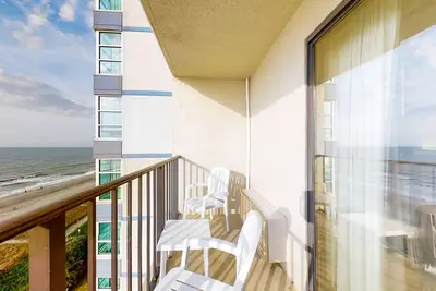 Image de 8th-floor oceanfront studio with Ac, breakfast, pool, & hot tub