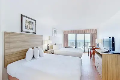 Image de 9th Floor Oceanfront Snowbird Friendly Studio w/ Shared Pool/Hot Tub, Ac, WiFi