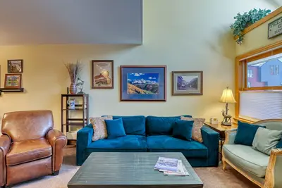 Image de Ski-in/out, riverfront condo at Lift 7 with hot tubs - walk to shuttle & town