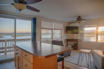 Image de Sunset Views over Rachel Carson Preserve. Relax steps from Wells Beach.