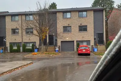 Image de Perfect location walking distance to everywhere