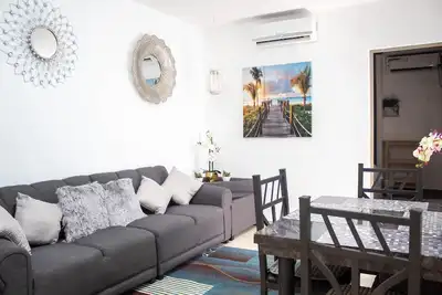Image de Beautiful remodeled condo near beach!