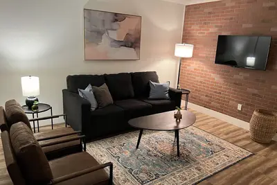 Image de Condo 2br entièrement rénové : calme, piscines, proche des festivals!