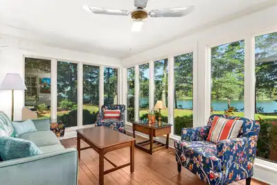 Image de Inviting Waterfront Cottage on Cedar Creek